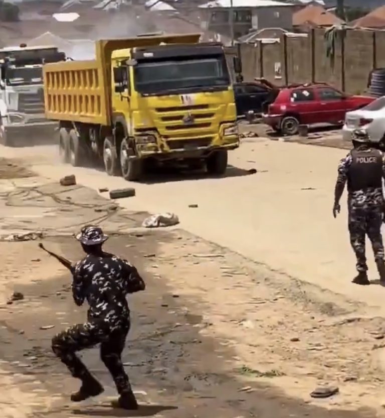 Nigerian Policemen Harass, Clash With Youths Who Confronted Trucks Carrying Lithium In Abuja Community